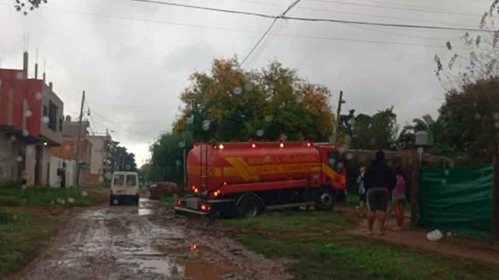 Una unidad de Bomberos quedó encajada al asistir al incendio de un camión
