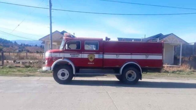 Bomberos de Cholila felices con la exitosa reparación del móvil 1