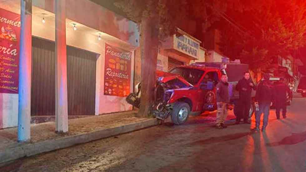 Bomberos se quedan sin frenos y chocan en la Magdalena Contreras