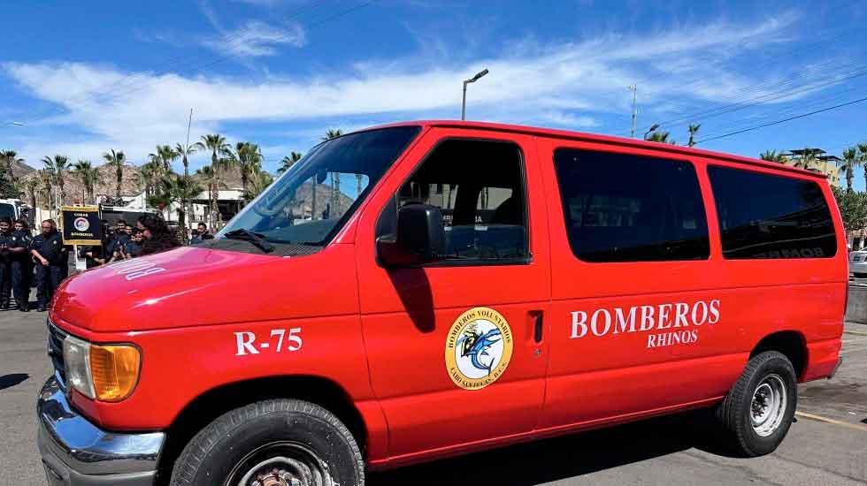 Bomberos de Cabo San Lucas reciben camioneta donada por madres de familia