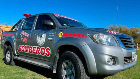 Los Bomberos Voluntarios de Orense venden una camioneta