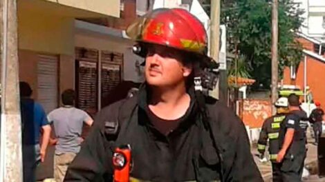 Es profesor de golf y volvió a su ciudad para ser bombero voluntario
