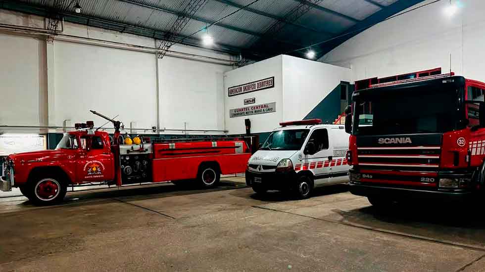 Es profesor de golf y volvió a su ciudad para ser bombero voluntario