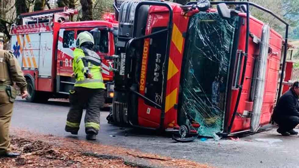 Volcamiento de carro de Bomberos deja dos voluntarios lesionados