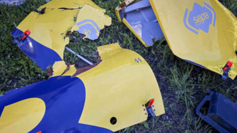 Un helicóptero de Bomberos cae al enredarse en unos cables