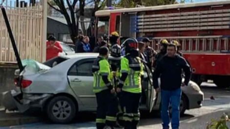 Carro de Bomberos colisiona con vehículo particular en Los Ángeles