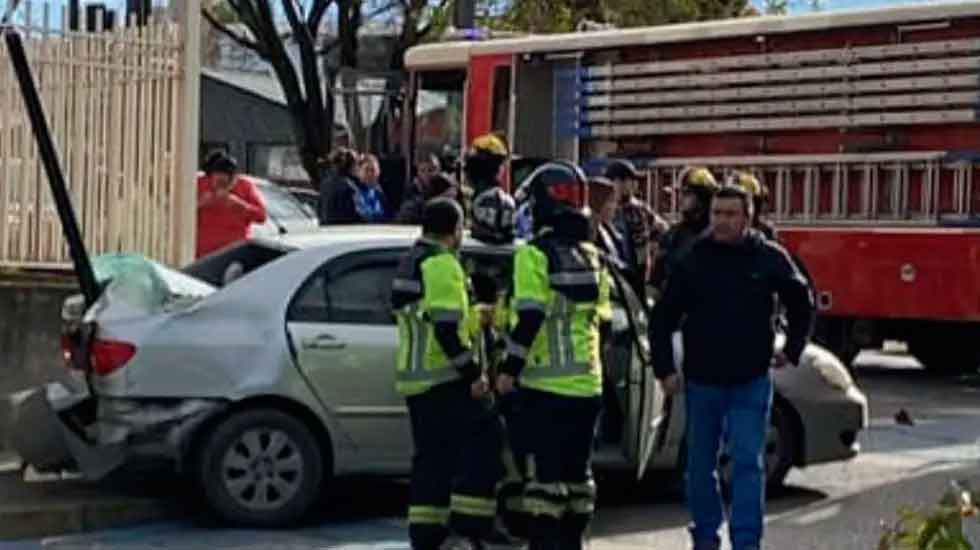 Carro de Bomberos colisiona con vehículo particular en Los Ángeles
