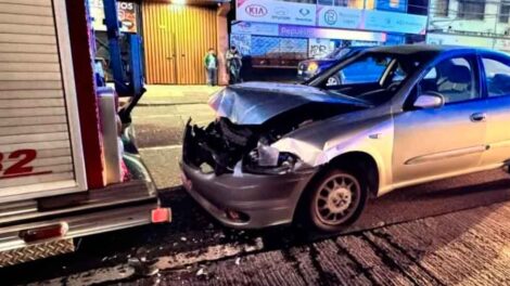Tres lesionados tras colisión entre vehículo y unidad de Bomberos