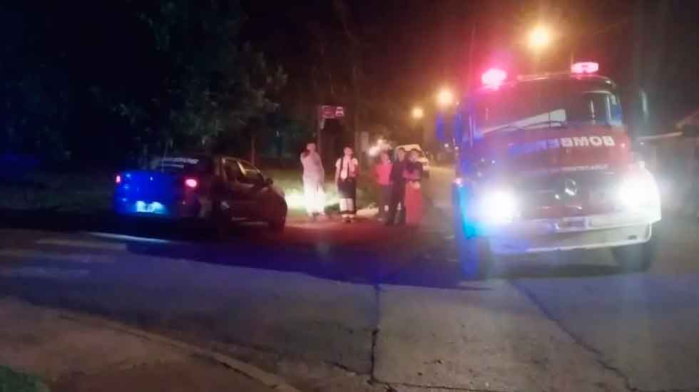 Colisión entre un auto y un camión de bomberos dejó una mujer lesionada