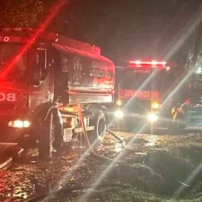 Se incendió un aserradero: dotaciones de bomberos de Berisso tuvieron que combatir las llamas