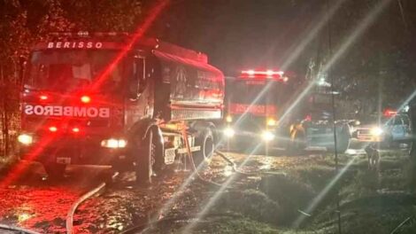 Se incendió un aserradero: dotaciones de bomberos de Berisso tuvieron que combatir las llamas
