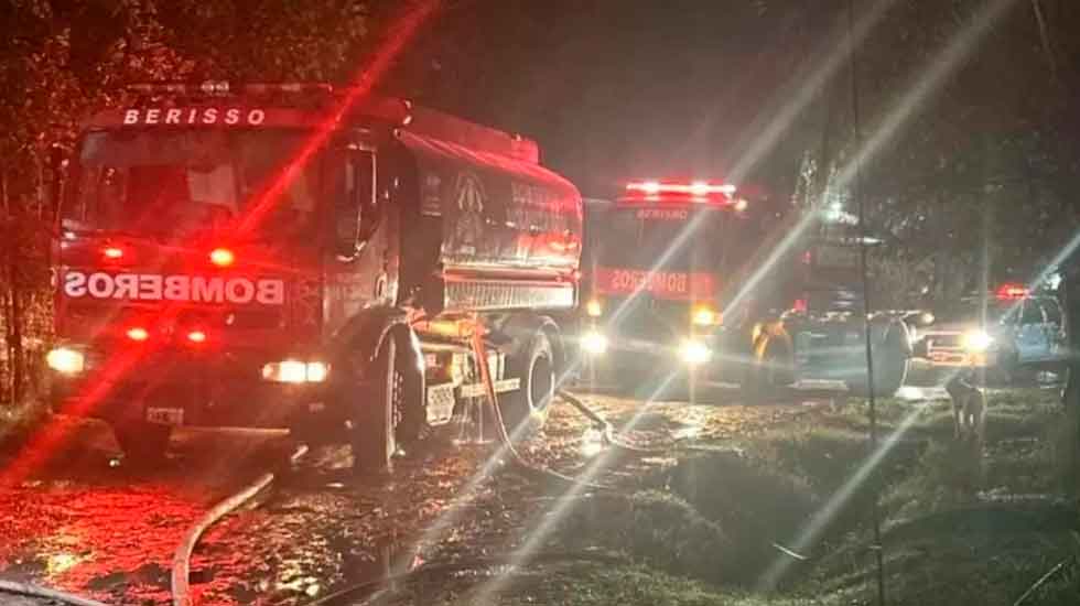 Se incendió un aserradero: dotaciones de bomberos de Berisso tuvieron que combatir las llamas