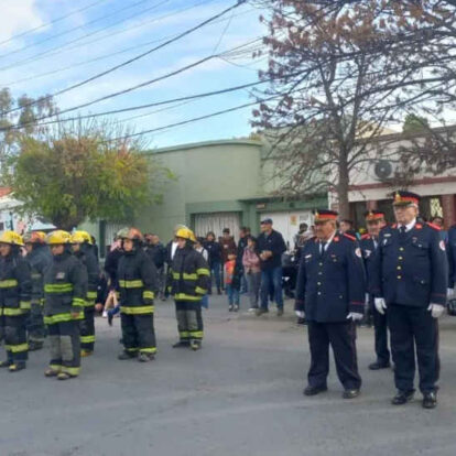 Emotivo reconocimiento a los bomberos de Roca en su día