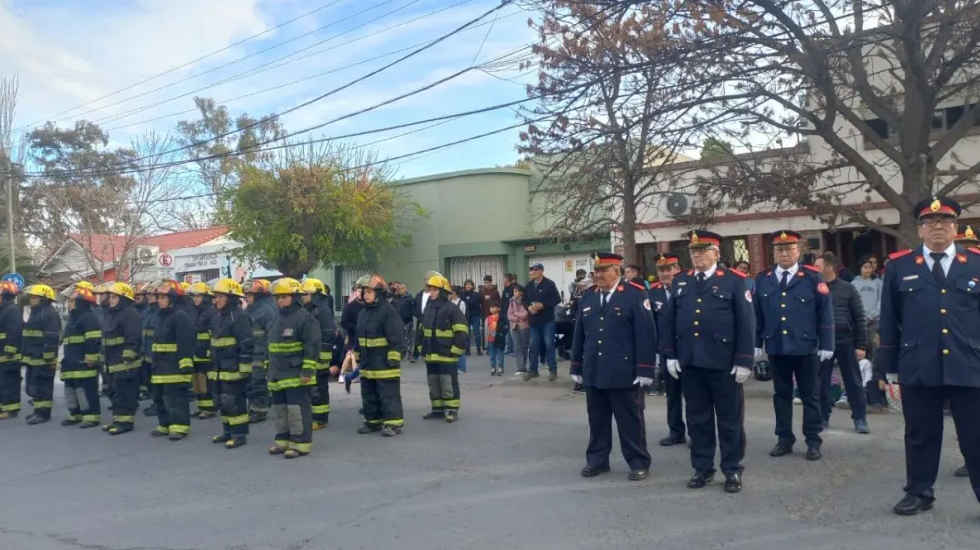 Emotivo reconocimiento a los bomberos de Roca en su día