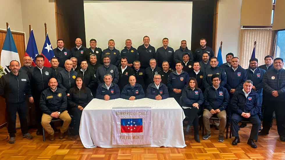 Bomberos se reúnen en Puerto Montt para mejorar coordinación ante emergencias
