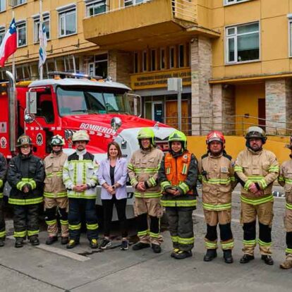 Municipalidad de Valdivia rinde homenaje a los bomberos