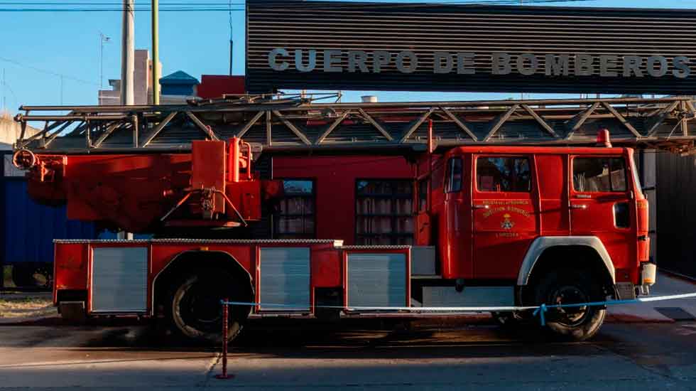 Oliva: El Gobierno de Córdoba entregó un camión escalera para Bomberos