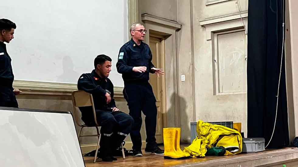 Bomberos de 9 de Julio capacitaron en Materiales Peligrosos