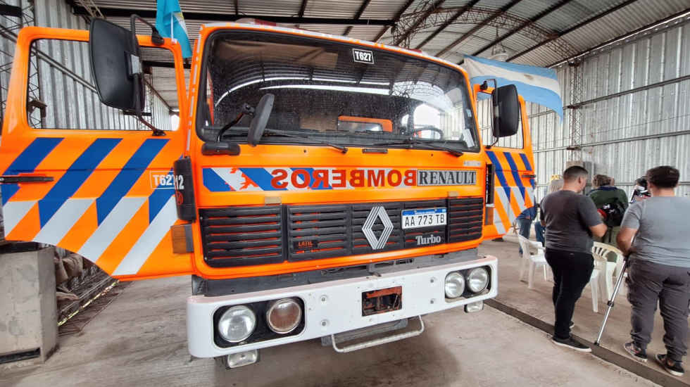 Los bomberos voluntarios presentaron una nueva autobomba