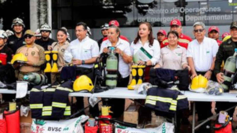 Equipos para bomberos llegan a Santa Cruz gracias a donación