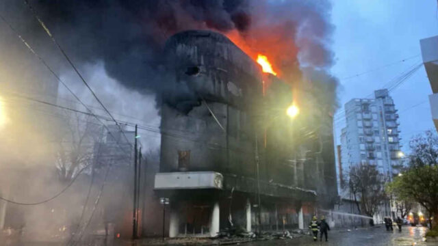 Feroz incendio y derrumbe de un depósito en La Plata