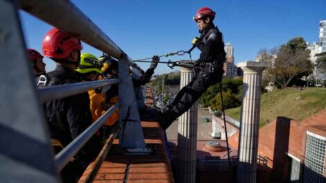 Bomberos Zapadores simularon un rescate en altura