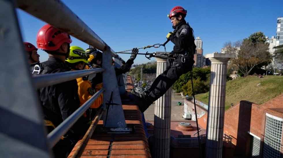 Bomberos Zapadores simularon un rescate en altura