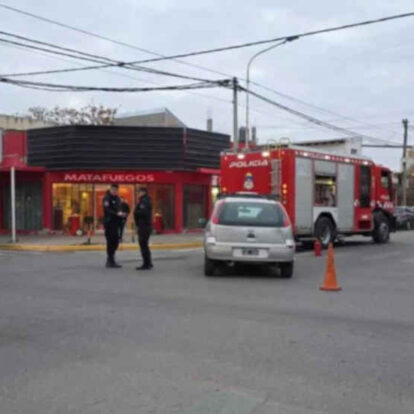 Fuerte choque entre un auto y un camión de Bomberos