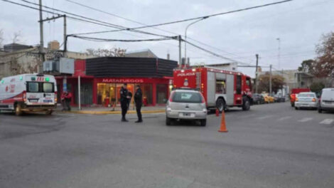 Fuerte choque entre un auto y un camión de Bomberos