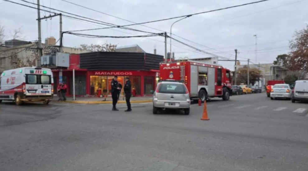 Fuerte choque entre un auto y un camión de Bomberos