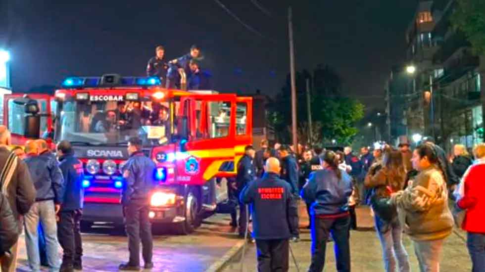 El cuartel de bomberos de Escobar presentó una nueva autobomba