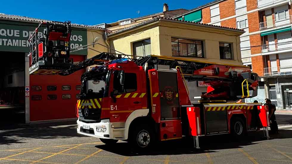 Bomberos de Zamora capital reciben un nuevo camión escala