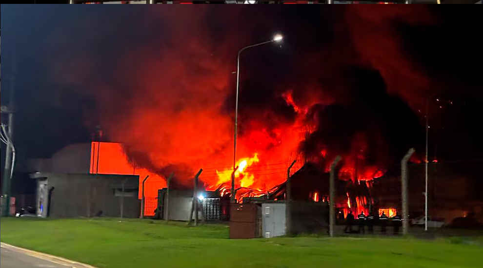Incendio y derrumbe en un depósito de plásticos de Monte Grande