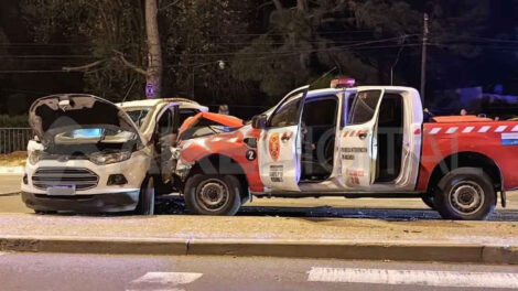 Una camioneta de los Bomberos chocó a otro vehículo