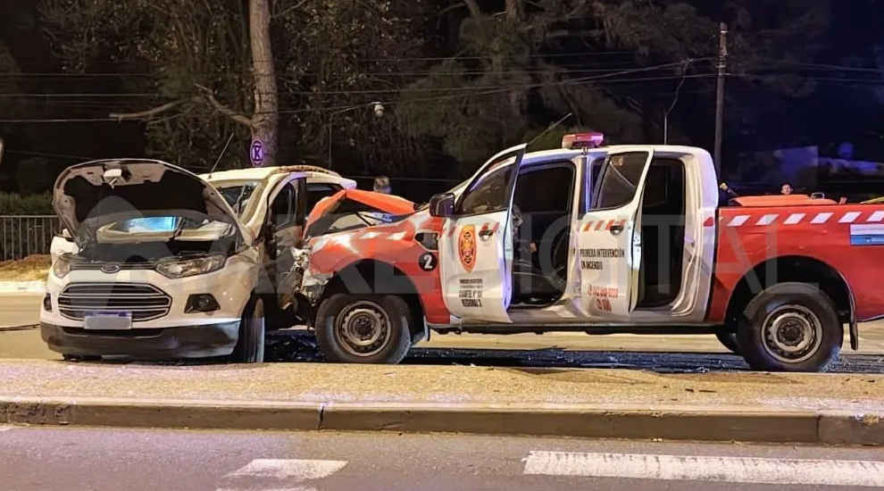 Una camioneta de los Bomberos chocó a otro vehículo