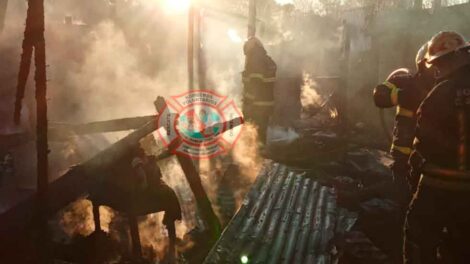 Bomberos fueron agredidos por vecinos mientras trabajaban en un incendio