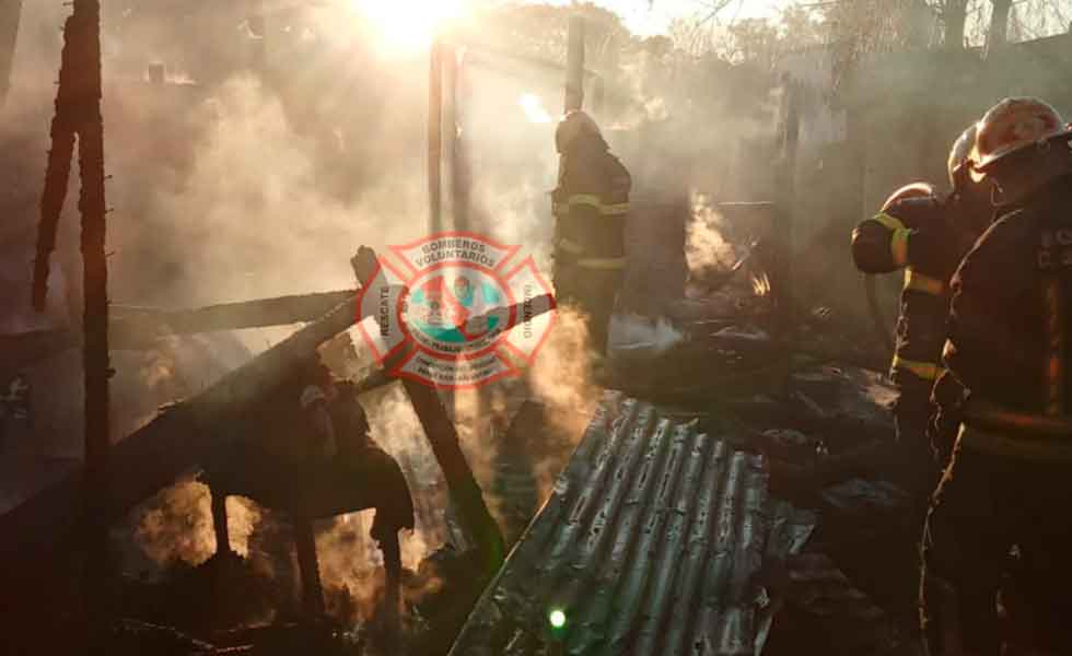 Bomberos fueron agredidos por vecinos mientras trabajaban en un incendio