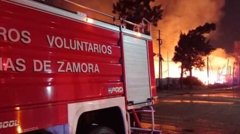 Bomberos de Lomas trabajaron en un feroz incendio en Camino de Cintura
