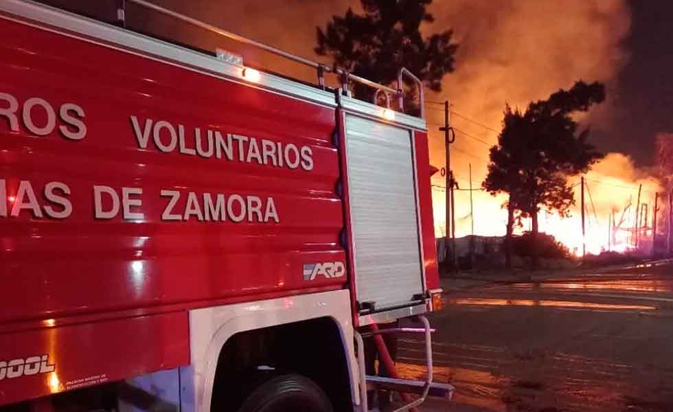 Bomberos de Lomas trabajaron en un feroz incendio en Camino de Cintura
