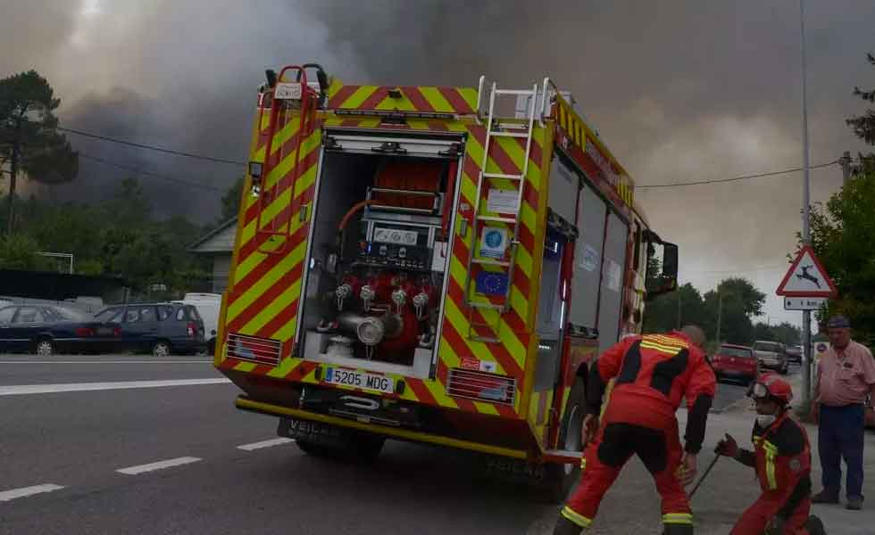 Tres bomberos heridos con quemaduras en un incendio forestal