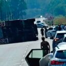 Vuelca un camión de bomberos tras el choque con dos turismos