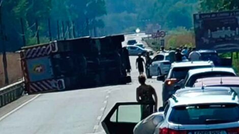 Vuelca un camión de bomberos tras el choque con dos turismos