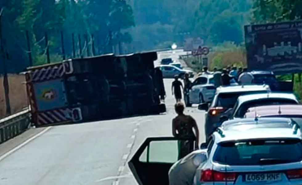 Vuelca un camión de bomberos tras el choque con dos turismos