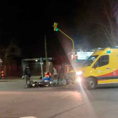 Una motociclista chocó con un camión de bomberos en avenida Mitre
