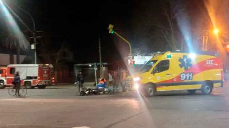 Una motociclista chocó con un camión de bomberos en avenida Mitre
