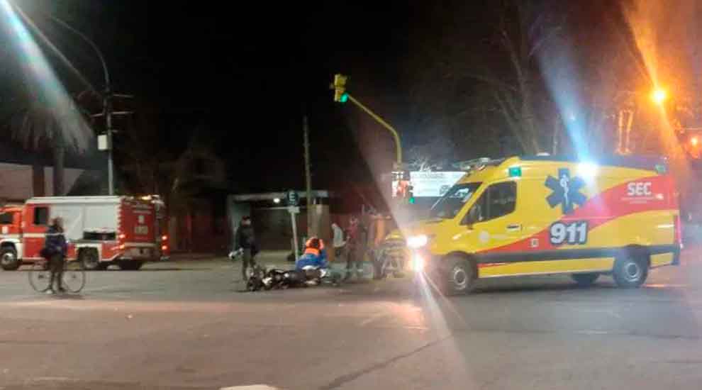 Una motociclista chocó con un camión de bomberos en avenida Mitre