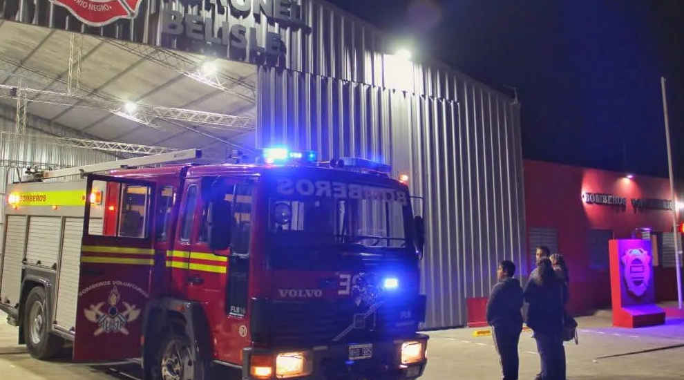 Bomberos de Belisle tienen nueva autobomba y tinglado
