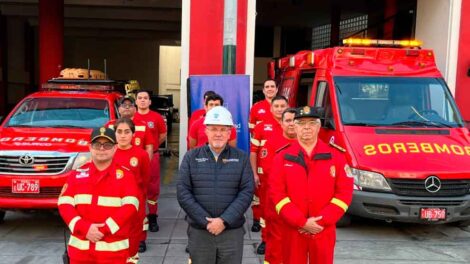 Municipalidad de Surco entrega ambulancia y camioneta