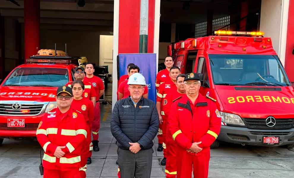 Municipalidad de Surco entrega ambulancia y camioneta