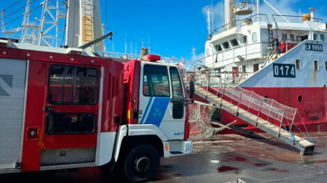 Bomberos de Prefectura sofocaron un incendio en un buque pesquero